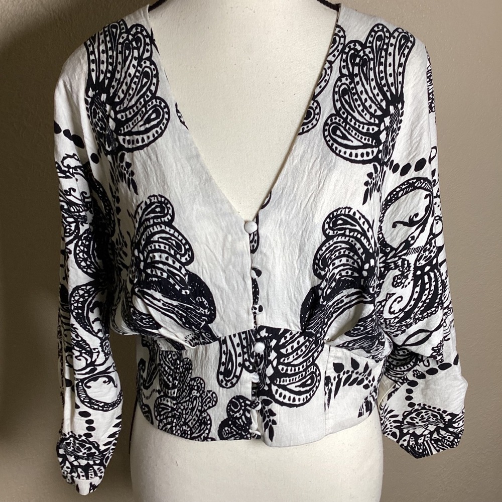 Milk & Honey Women Large Black White Paisley Button Front Cropped Blouse Dolman